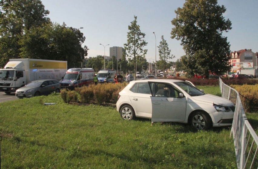 Kraksa na alei Solidarności w Kielcach. Auto uderzyło w bariery 