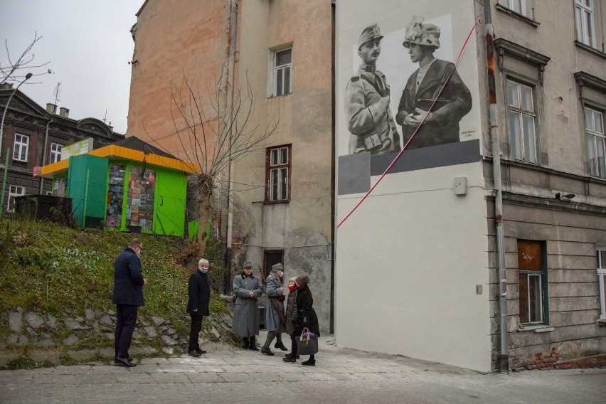 Historyczny mural powstał na ścianie budynku przy ul. Smolki...