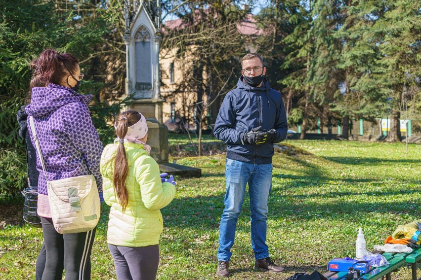 Nowy Sącz. Wolontariusze Fundacji Nowe Kierunki posprzątali Stary Cmentarz przy Al. Wolności [ZDJĘCIA]