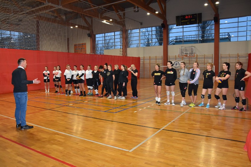 W OSIR w Golubiu-Dobrzyniu zorganizowano turniej siatkówki...