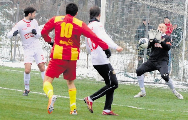 Piłkę odbija widzewski bramkarz Maciej Mielcarz.