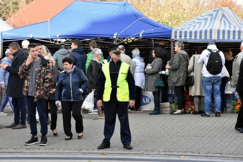 Przed przejściem dla pieszych kończymy rozmowę telefoniczną....