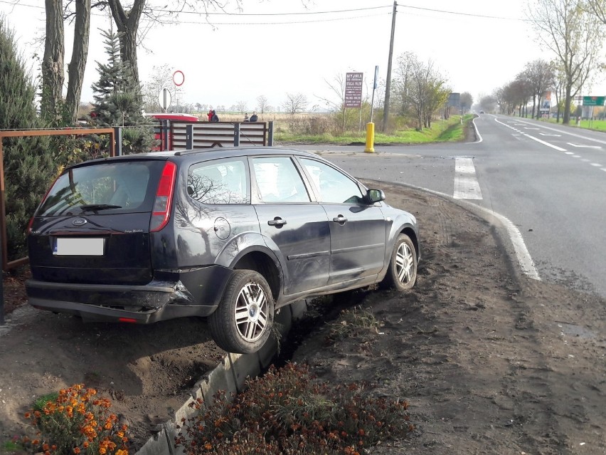 Zderzenie peugeota z fordem w powiecie radziejowskim. 48-latek wymusił pierwszeństwo [zdjęcia]