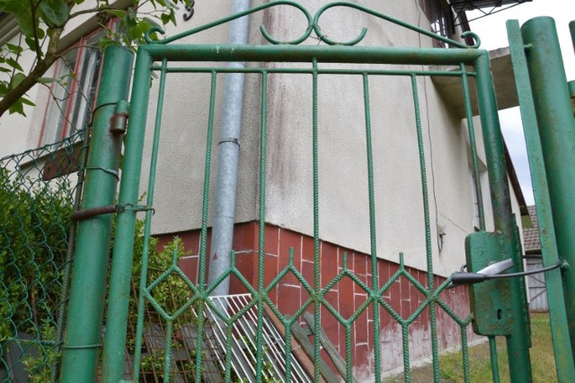 Furtka od ogrodzenia domu, gdzie doszło do morderstwa, była zamknięta na rowerową linkę.
