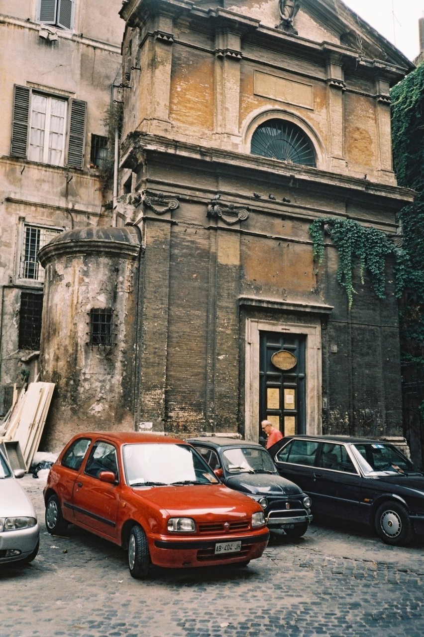 Tor di Nona, placyk wewnetrzny z parkingiem Trastevere. Fot....