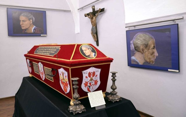 Na zdjęciach między innymi: odtworzona trumna w której zostanie pochowana Bordynowska Pani, dokumenty związane z jej życiem, jej szczątki, komputerowa wizualizacja jej wizerunku. Są też zdjęcia z prac archeologicznych, jej grobu, a także z wystawy w Muzeum w Wodzisławiu Śl.