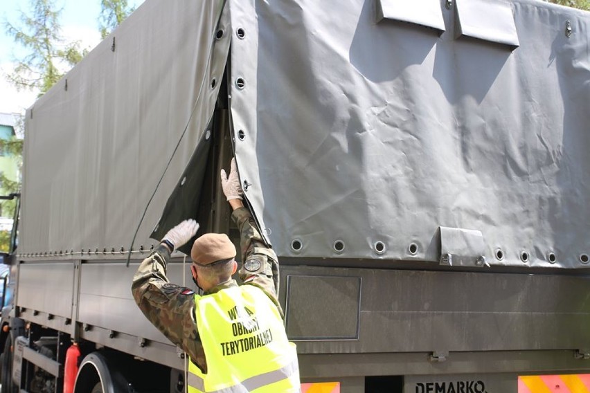 Terytorialsi dostarczyli 120 opakowań płynu do dezynfekcji. Trafi do przedszkoli i żłobków w powiecie 