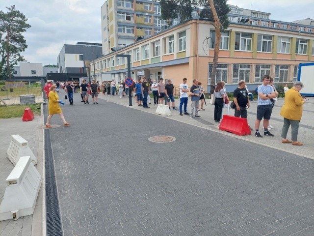 Taka kolejka chętnych na szczepienie czekała przed szpitalem na Bielanach w środę rano