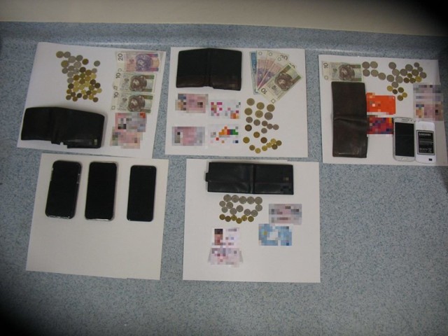 Odzyskane portfele, telefony komórkowe i karty płatnicze znalezione w plecaku złodzieja
