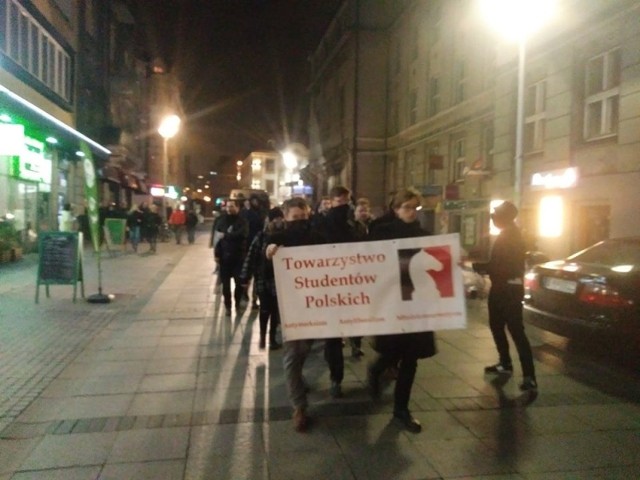 W Katowicach demonstrowali prawicowi studenci. Była też kontrmanifestacja