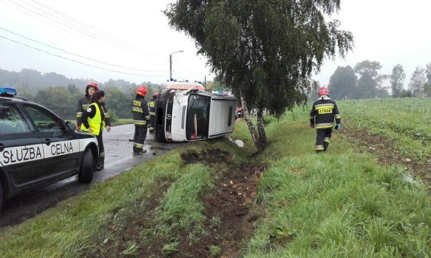 Mercedes przewrócił się na ulicy Moszczeńskiej w Mszanie