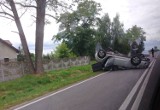 Wypadek samochodowy i dachowanie we wsi Rzuchów           