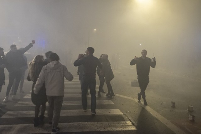 Od kilku lat na skwerze Eki z Małeki, który mieści się przy ul. Małeckiego, Łukaszewicza i Granicznej organizowano sąsiedzkiego sylwestra. Przez wiele lat sylwestrowa noc mijała tu pod znakiem chuligańskich wybryków, których symbolem stało się podpalanie mebli na środku ulicy, ale od kilku lat za sprawą Fundacji Otwarta Strefa Kultury sylwester mija tu w atmosferze sąsiedzkiego pikniku. Impreza się nie odbyła, ale Peja nagrał tam koncert, który można oglądać w sieci. 

Zobacz zdjęcia -->