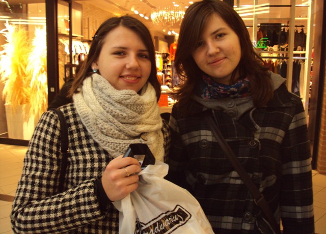 Siostry Martyna i Justyna Frątczak nie nastawiały się specjalnie na sklepowe wyprzedaże, ale nie omieszkały skorzystać z okazji. Kupiły trzy rzeczy - w tym bluzki - wszystko za 80 zł.