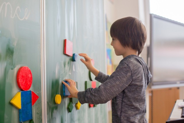 Edukacja dla cudzoziemców w Polsce. Jak zapisać dziecko do szkoły? Na jakie wsparcie mogą liczyć rodziny zagraniczne?