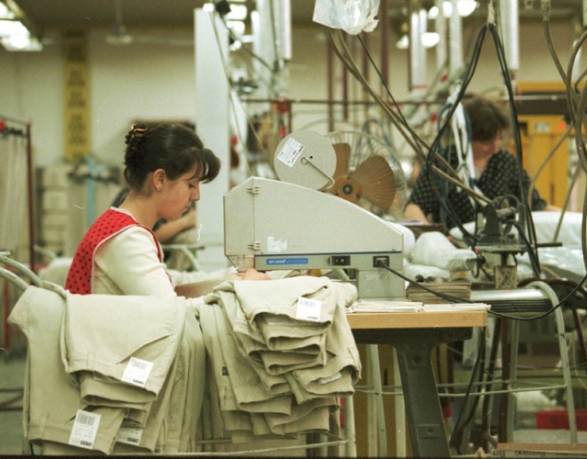 Pamiętacie Zakłady Przemysłu Odzieżowego "Elpo" w Legnicy? Zobaczcie niezwykłe archiwalne zdjęcia z czasów działania fabryki [ZDJĘCIA] 