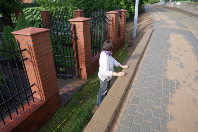 Mama pana Jarosława z domu przy ul. Tysiąclecia w Szubinie: - Taki metrowy mur postawiono nam przy okazji budowy drogi przy naszej posesji