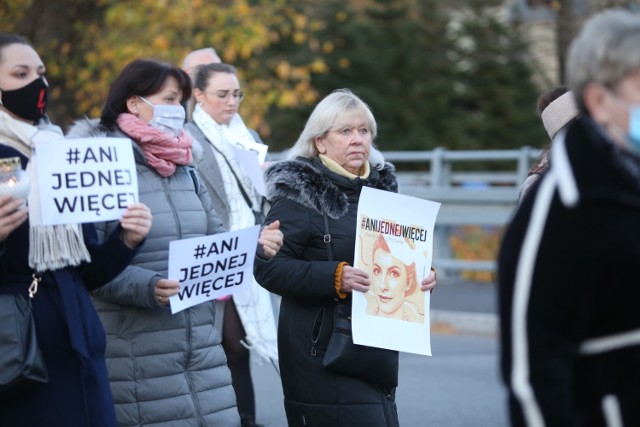 Pszczyna. Protest po śmierci ciężarnej kobiety: Ani jednej więcej!

Zobacz kolejne zdjęcia. Przesuwaj zdjęcia w prawo - naciśnij strzałkę lub przycisk NASTĘPNE