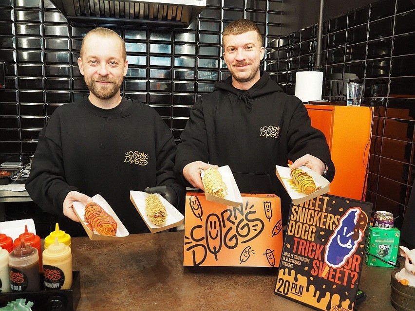 Nowy bar Corn Doggs przy ulicy Piotrkowskiej w Łodzi serwuje tzw. koreańskie hot dogi. Jak wygląda corn dog i jak smakuje?