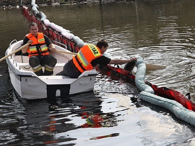 - W pierwszej kolejności przystąpiono do wypompowania oleju z uszkodzonego zbiornika. Następnie w poprzek całego kanału rozstawiono specjalne maty, które zbierały zanieczyszczenie - relacjonuje st. kpt. Karol Smarz z KM PSP Bydgoszcz