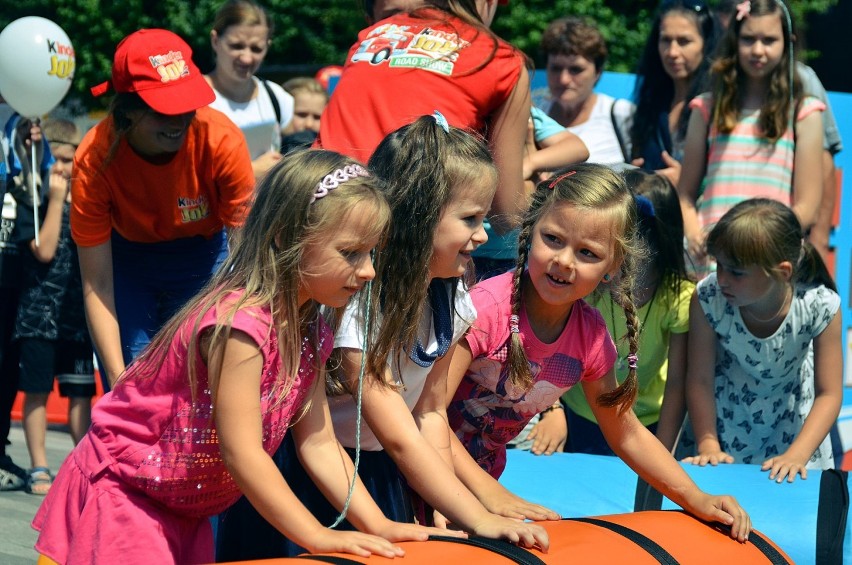 Kinder Joy Road Show (2018) w Pucku. Stary Rynek zamienił się w wielki plac zabaw dla dzieci