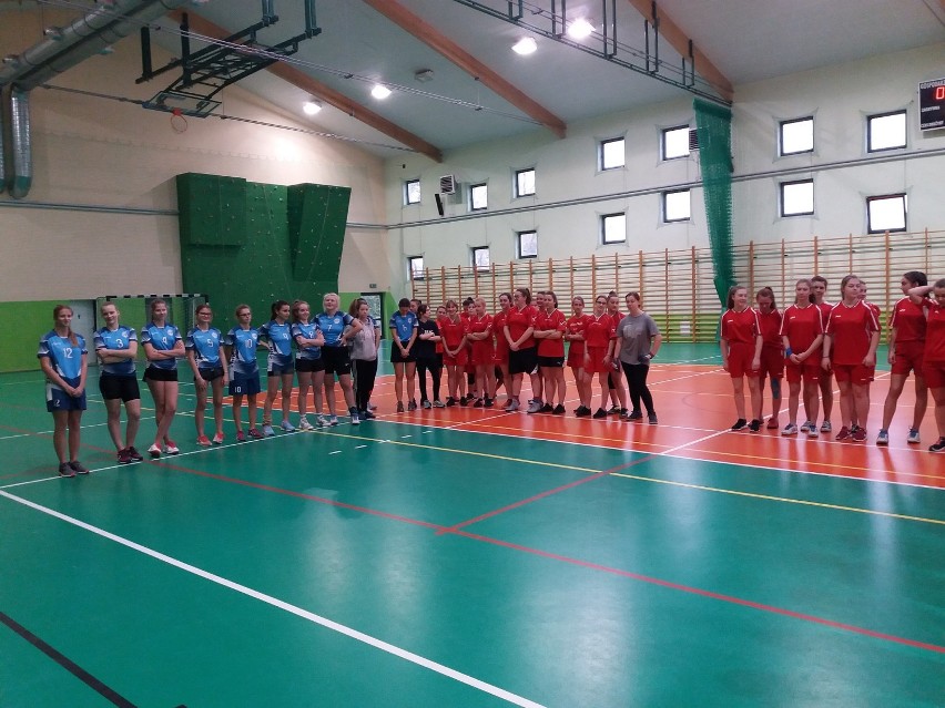 Mistrzostwa Powiatu w piłkę ręczną dziewcząt „Licealiada” w Żninie [zdjęcia, wyniki]