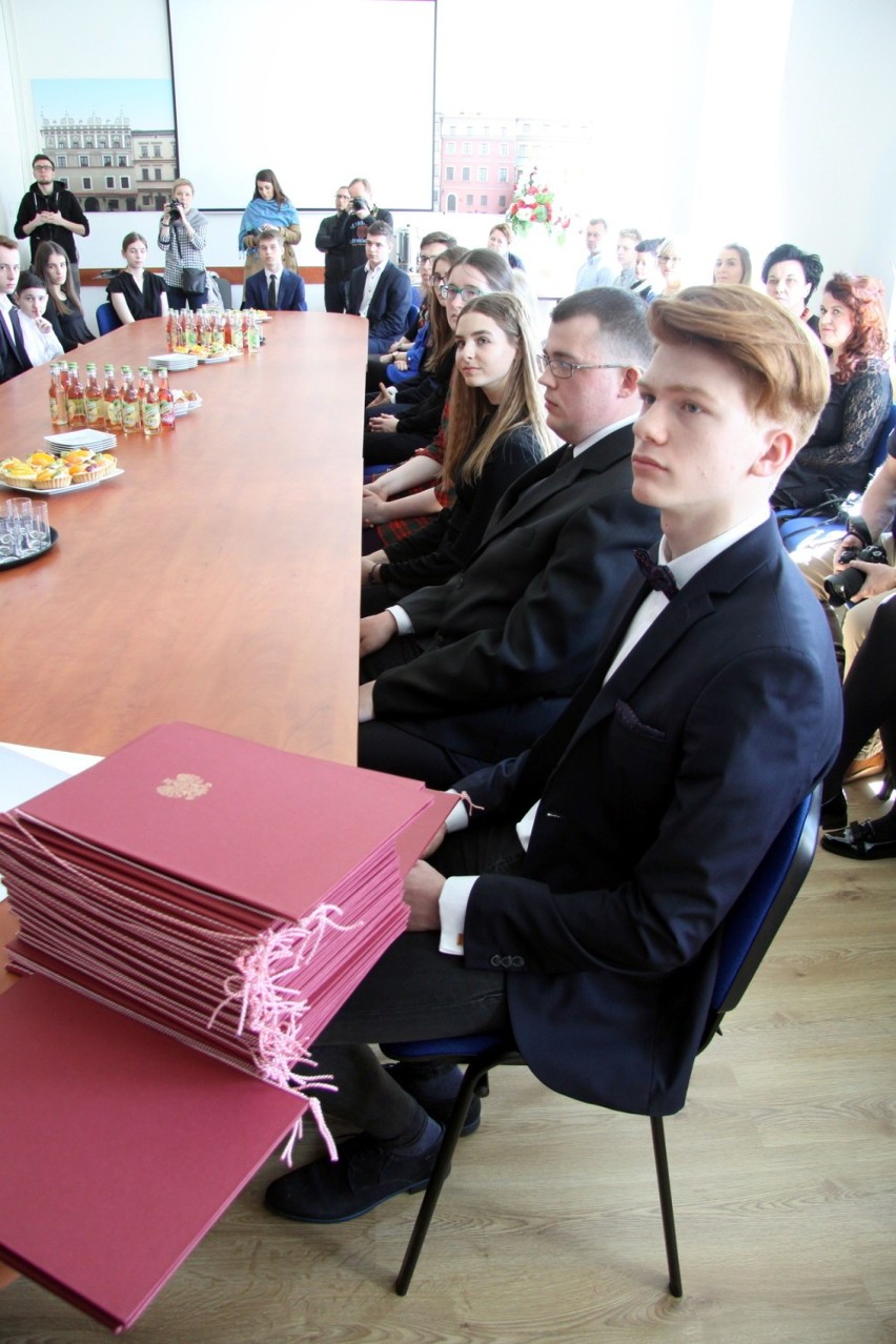 Uczniowie - stypendyści ministra odebrali dyplomy (ZDJĘCIA)