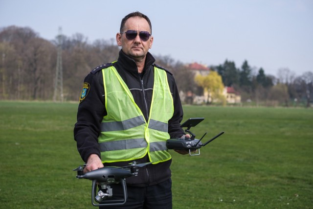 Do obsługi drona przeszkolonych zostało 12 funkcjonariuszy straży miejskiej. Urządzenie pomoże im w codziennej pracy
