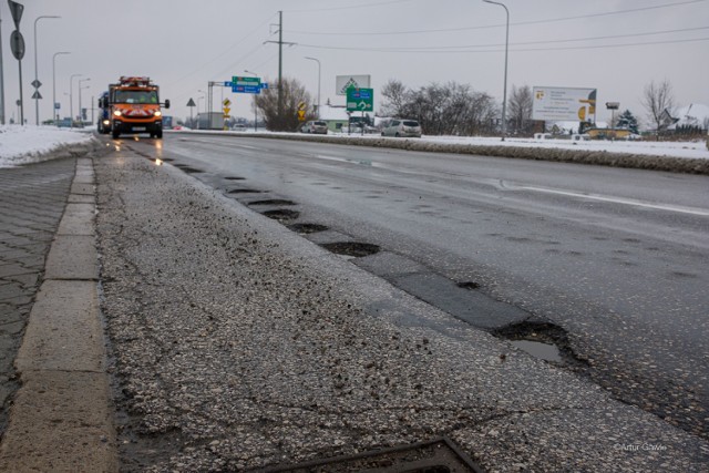 Na ulicach Tarnowa roi się od dziur. Niektóre jezdnie zaczynają przypominać ser szwajcarski