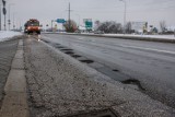 Tarnów. Na ulicach miasta roi się od dziur. Odkąd wróciła zima, niektóre jezdnie zaczynają przypominać ser szwajcarski [ZDJĘCIA]