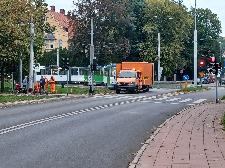 Ulica Wawrzyniaka w Szczecinie dalej zamknięta po wczorajszej awarii wodociągu. Trwają prace naprawcze