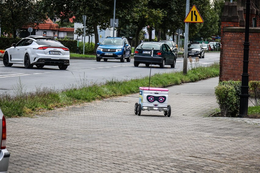 Robot Kasia dostarcza jedzenie w Lesznie