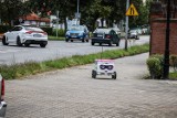 Robot rozwozi jedzenie w Lesznie. Za ,,Kasią'' ogląda się prawie każdy przechodzień