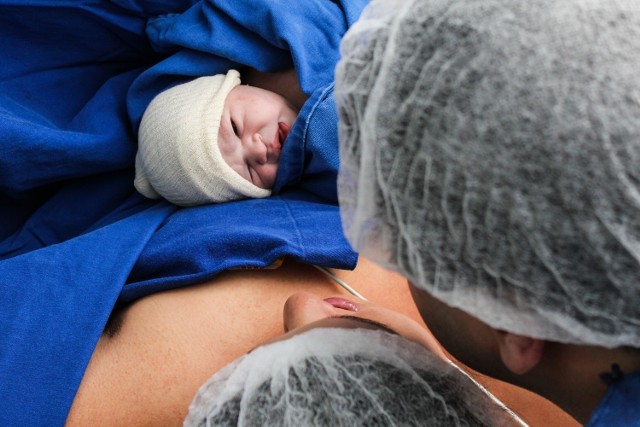 Osoba towarzysząca może być przy rodzącej do dwóch godzin po porodzie.