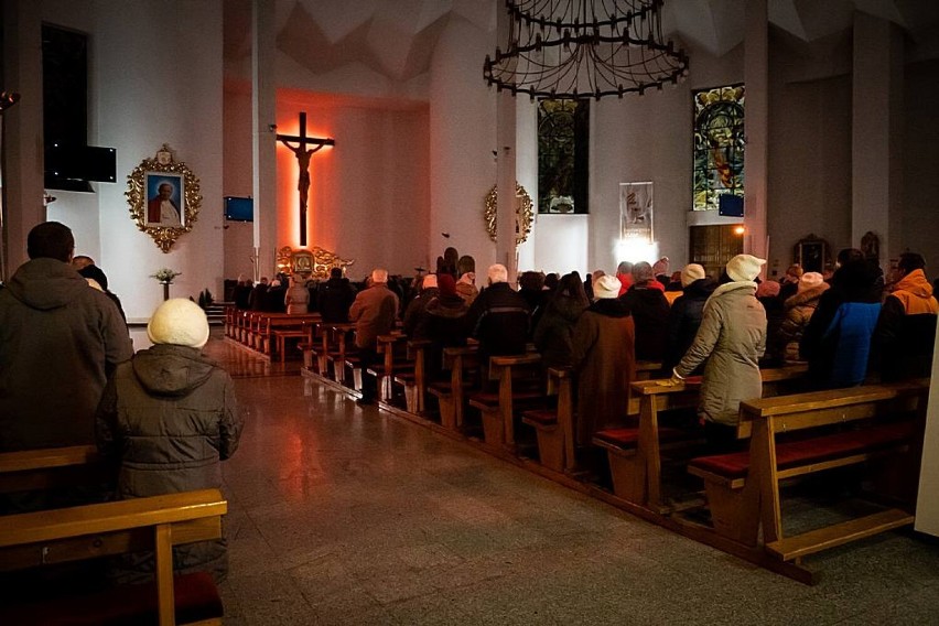W Sanktuarium w Wałbrzychu w nocy modlono się pokój na Ukrainie i w Polsce. 