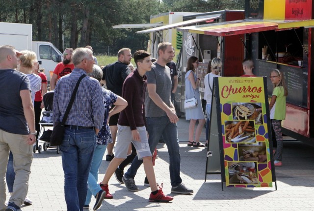 Już w piątek na parkingu przed "Galerią Grudziądzką" zaparkuje 11 food trucków. Będzie w nich można kupić różnorodne dania na ostro i na słodko, przyrządzane według przepisów kuchni m.in. koreańskiej, meksykańskiej, belgijskiej, amerykańskiej i - polskiej - oczywiście. Coś dla siebie znajdą zarówno miłośnicy mięsa, jak i wegetarianie. Szósty "Festiwal Smaków Food Trucków" w Grudziądzu będzie trwał w piątek i sobotę w g. 12-21, a w niedzielę od 12 do 20. Imprezie towarzyszyć mają pokazy kulinarne i atrakcje dla dzieci.