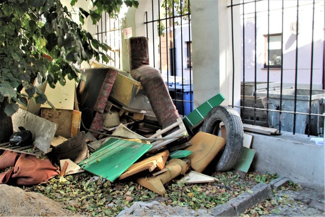 Śmieci podrzucane są w Zamościu bardzo często. Tak to wygląda np. przy ulicy Pereca. Czy ten proceder uda się wreszcie wyeliminować?