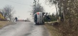 Groźny wypadek w Osieku k. Oświęcimia. 69- latek jechał za szybko. Samochód dachował