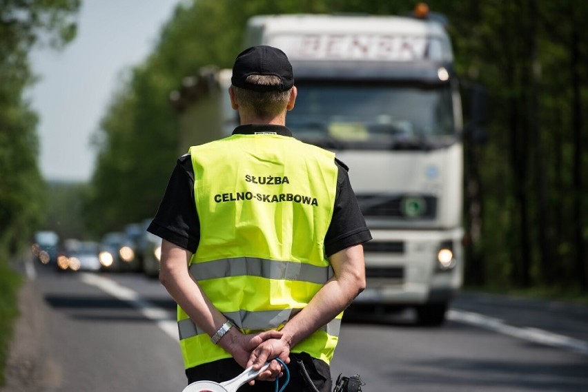 Czym zajmują się funkcjonariusze Służby Celno- Skarbowe