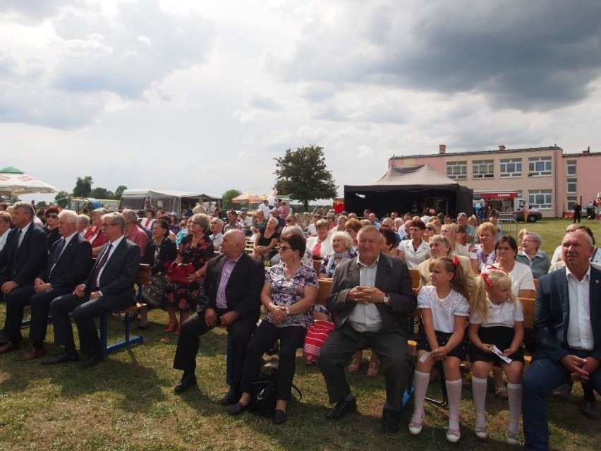 Dożynki rozpoczęły się od mszy polowej na placu przy Szkole...