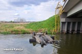 Auto przebiło barierki i spadło z mostu do rzeki na trasie Kargowa - Dąbrówka