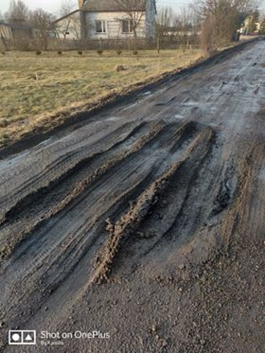 Myszków: Ulica Nierada w fatalnym stanie. Mieszkańcy pytają, kto wpadł na pomysł, żeby poprowadzić tędy objazd [ZDJĘCIA CZYTELNIKA]