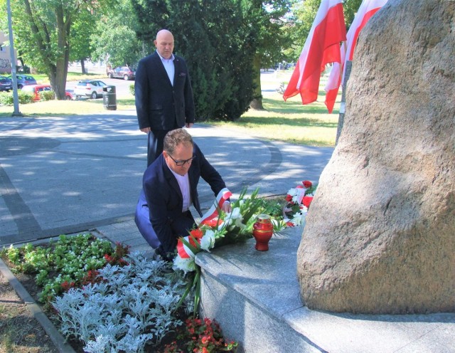 Z okazji 76. rocznicy wybuchu Powstania Warszawskiego kwiaty pod obeliskiem Żołnierzy Armii Krajowej w Inowrocławiu złożyli przedstawiciele PiS - radni: Jerzy Gawęda i Maciej Basiński