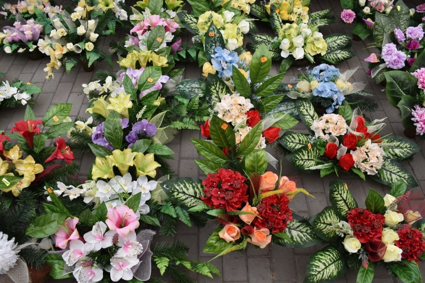 Wszystkich Świętych 2022. Zobaczcie jakie kwiaty i znicze można kupić przy cmentarzu tynieckim. ZDJĘCIA