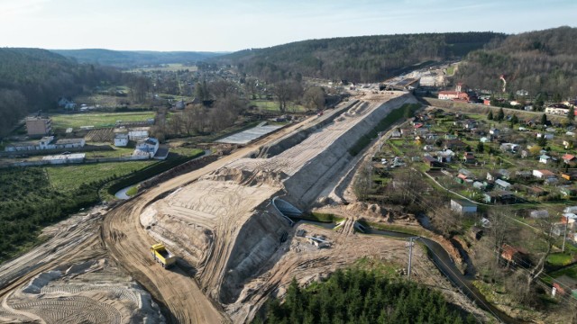 Budowa drogi ekspresowej S6 na odcinku Koszalin - Słupsk - węzeł Bożepole Wielkie oraz budowa Obwodnicy Metropolii Trójmiejskiej uwzględniona jest w Rządowym Programie Budowy Dróg Krajowych do 2030 r. (z perspektywą do 2033 r.).