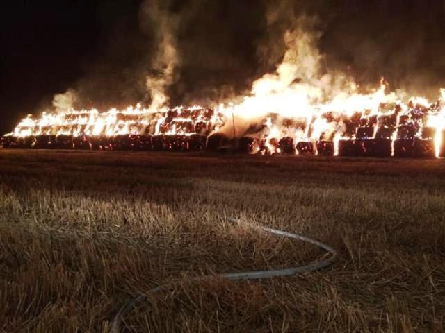 Pożar stogu w Jarocinie: Trzy zastępy gasiły pożar stogu w Jarocinie