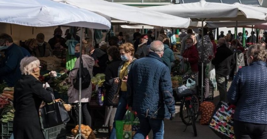 Koninianie chętnie robią zakupy na bazarze