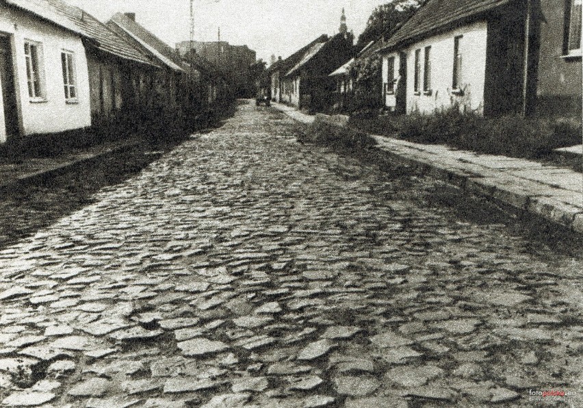 1986 , Pińczów. Nawierzchnia ulicy ułożona z kamienia...