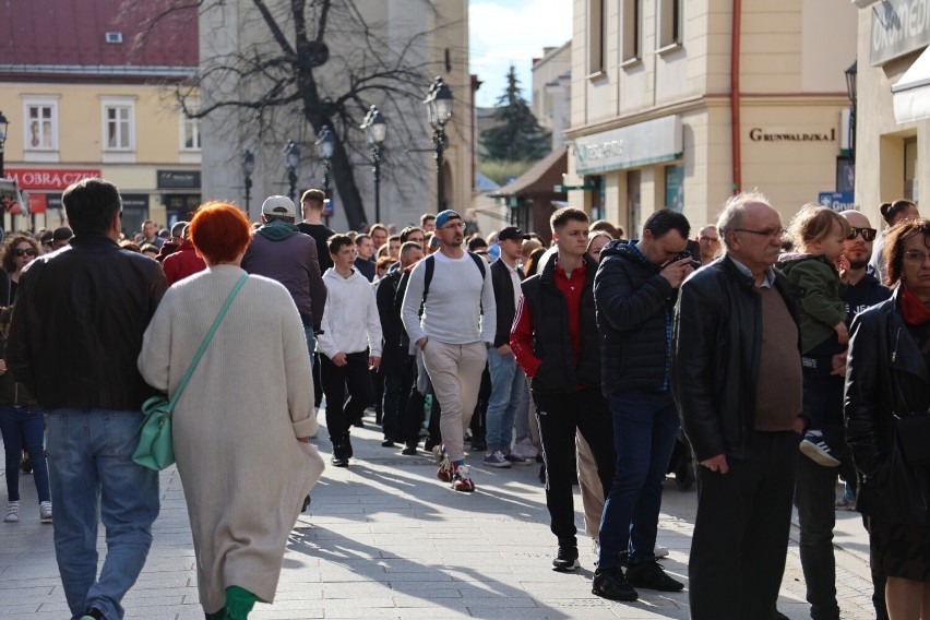 Słoneczna pogoda przyciągnęła tłumy spacerowiczów na rzeszowski rynek [ZDJĘCIA]