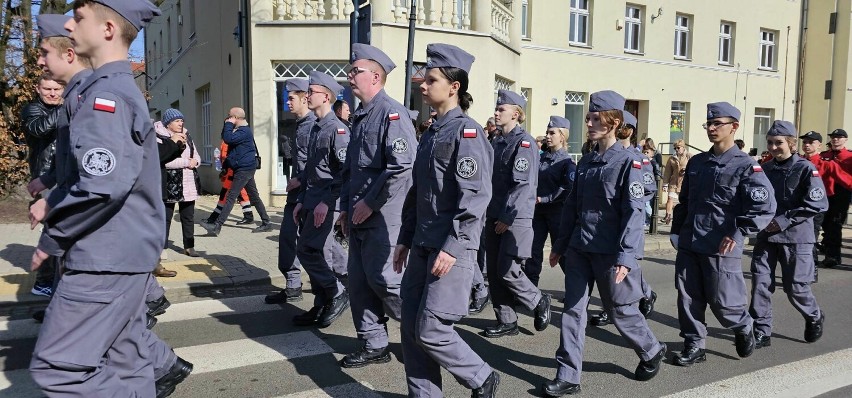 Ślubowanie klas mundurowych w Jastrzębiu-Zdroju. Zobacz ZDJĘCIA. Wydarzenie uświetnił przemarsz przez miasto